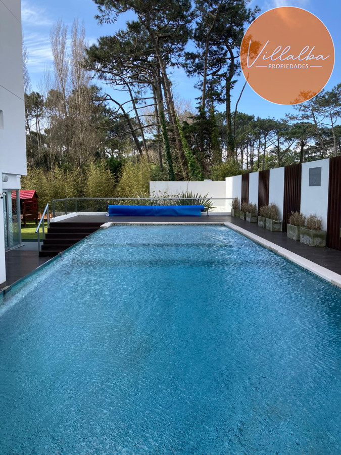 Apartamento ID.3047 - Apartamento tipo casa. Amplia terraza que recorre todos los ambientes. 3 dormitorios y 3 baños. Ubicado en Aidy Grill. PUNTA DEL ESTE.