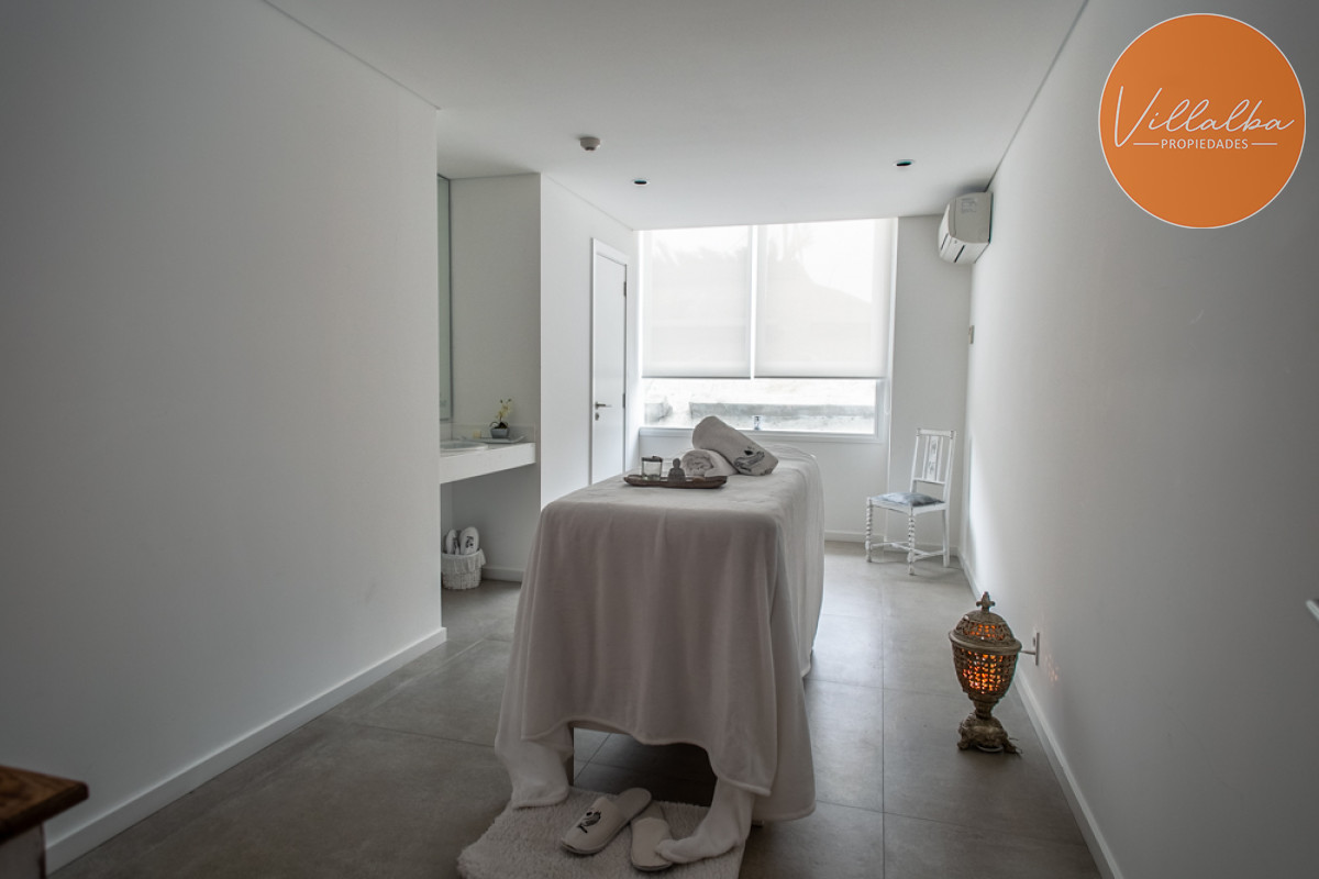 Apartamento ID.3088 - Amplio apartamento de 1 dormitorio, con 2 baños. Balcón, Losa radiante, en edificio con todos los Amenities. Ideal para todo el año. Punta del Este. 