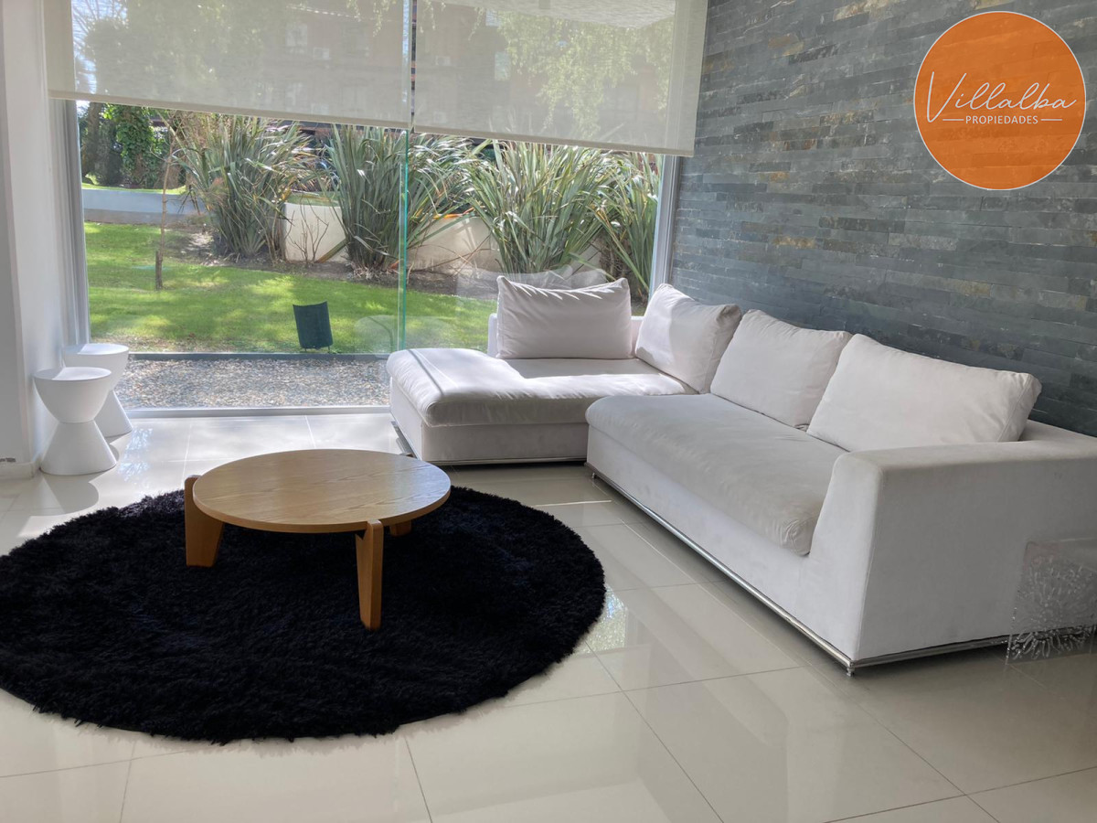 Apartamento ID.3047 - Apartamento tipo casa. Amplia terraza que recorre todos los ambientes. 3 dormitorios y 3 baños. Ubicado en Aidy Grill. PUNTA DEL ESTE.