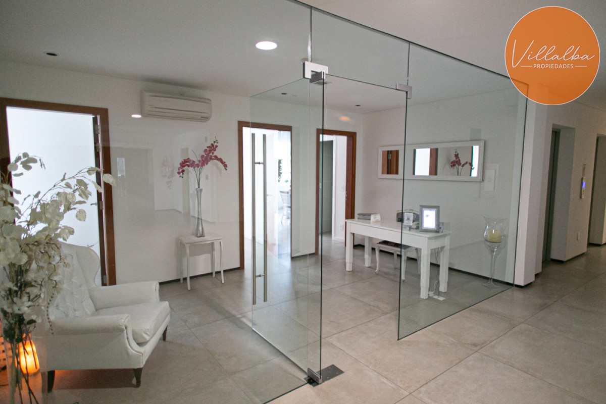 Apartamento ID.3088 - Amplio apartamento de 1 dormitorio, con 2 baños. Balcón, Losa radiante, en edificio con todos los Amenities. Ideal para todo el año. Punta del Este. 