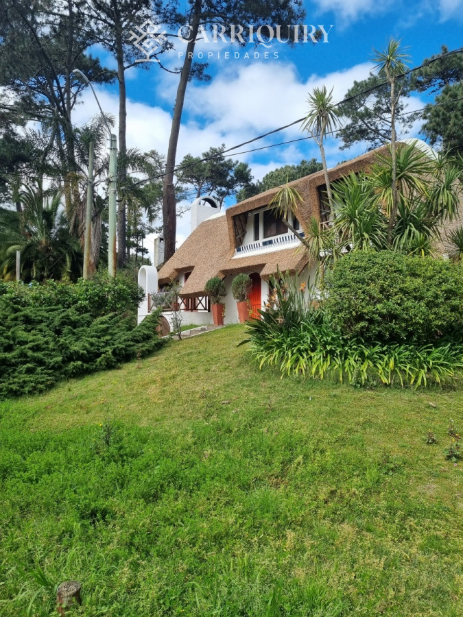 Casa ID.7809/AMPLIO-QUINCHO-EN-MUY-BUEN-ESTADO-3-DORMITORIOS - Casa de 4 dormitorios y 3 baños. Venta y alquiler de temporada. Pinares