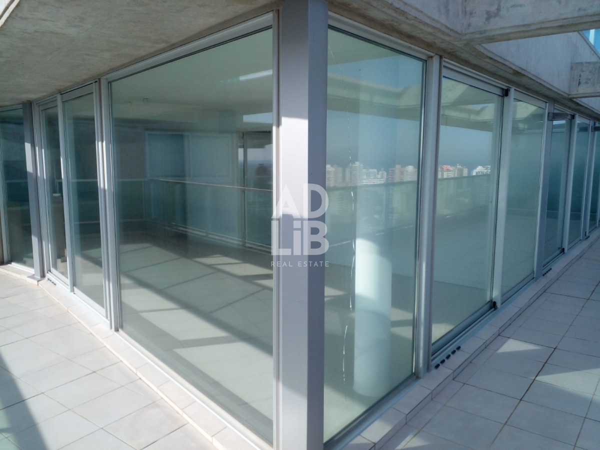 Apartamento ID.206 - Penthouse en venta sobre Roosevelt. Con vistas inigualables de la ciudad y la playa.