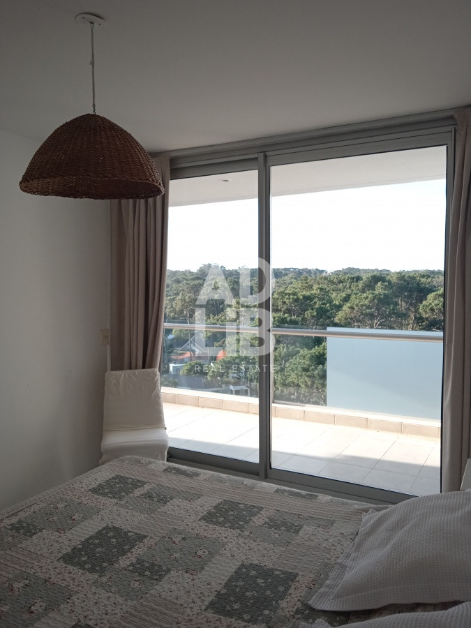 Apartamento ID.235 - Amplio apartamento de 2 dormitorios y 2 baños, ubicado en un punto estratégico, cerca de todo, con terraza tipo patio.