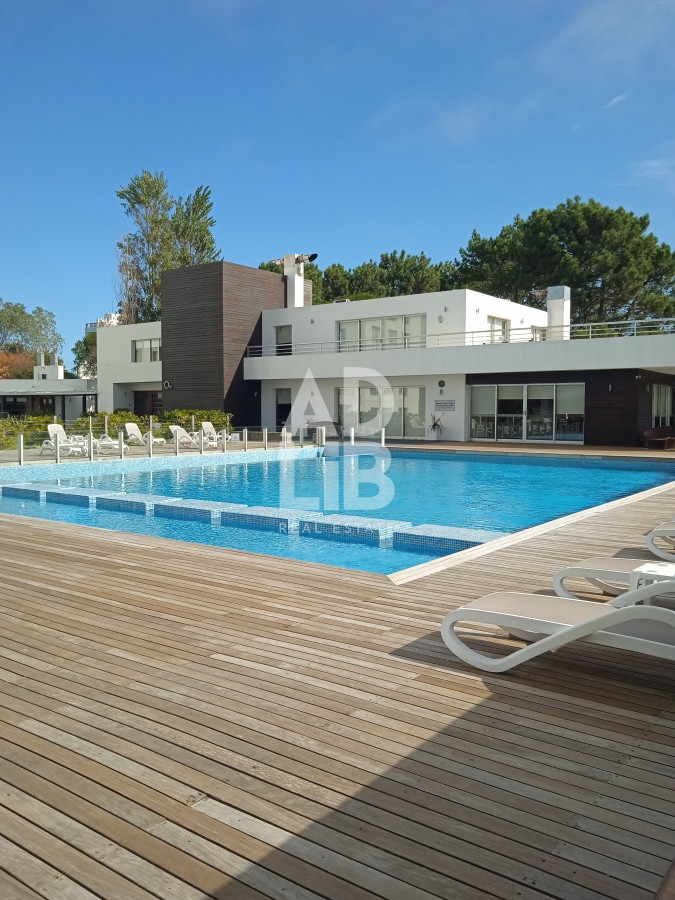 Apartamento ID.191 - Apartamento en venta de 2 dormitorios, en zona céntrica con variedad de servicios. Punta del Este. 