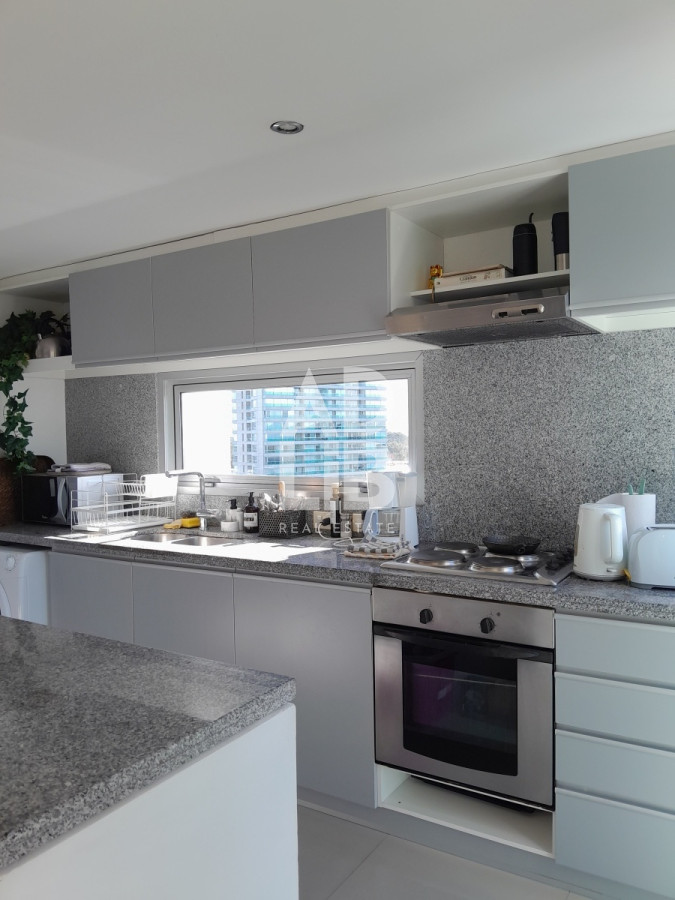 Apartamento ID.235 - Amplio apartamento de 2 dormitorios y 2 baños, ubicado en un punto estratégico, cerca de todo, con terraza tipo patio.