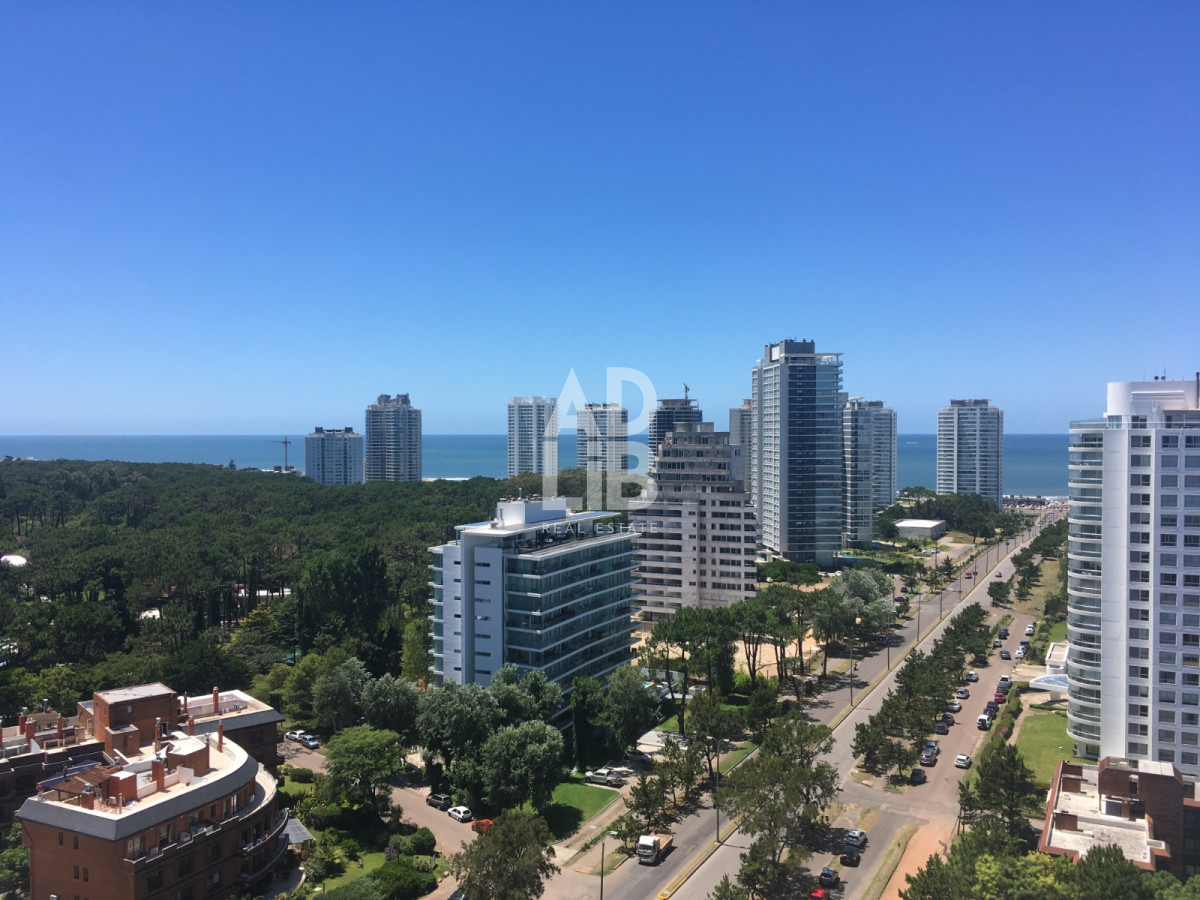 Apartamento ID.202 - Apartamento en venta en Punta del Este, sobre la Avenida Roosevelt en Edificio Gala Vista.
