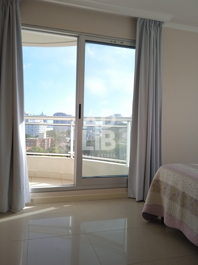 Apartamento ID.191 - Apartamento en venta de 2 dormitorios, en zona céntrica con variedad de servicios. Punta del Este. 