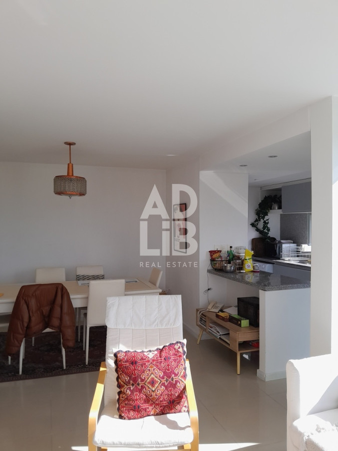 Apartamento ID.235 - Amplio apartamento de 2 dormitorios y 2 baños, ubicado en un punto estratégico, cerca de todo, con terraza tipo patio.
