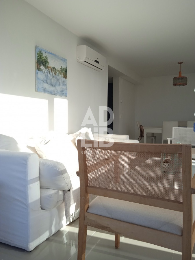 Apartamento ID.235 - Amplio apartamento de 2 dormitorios y 2 baños, ubicado en un punto estratégico, cerca de todo, con terraza tipo patio.