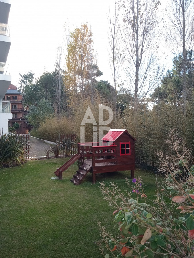 Apartamento ID.235 - Amplio apartamento de 2 dormitorios y 2 baños, ubicado en un punto estratégico, cerca de todo, con terraza tipo patio.