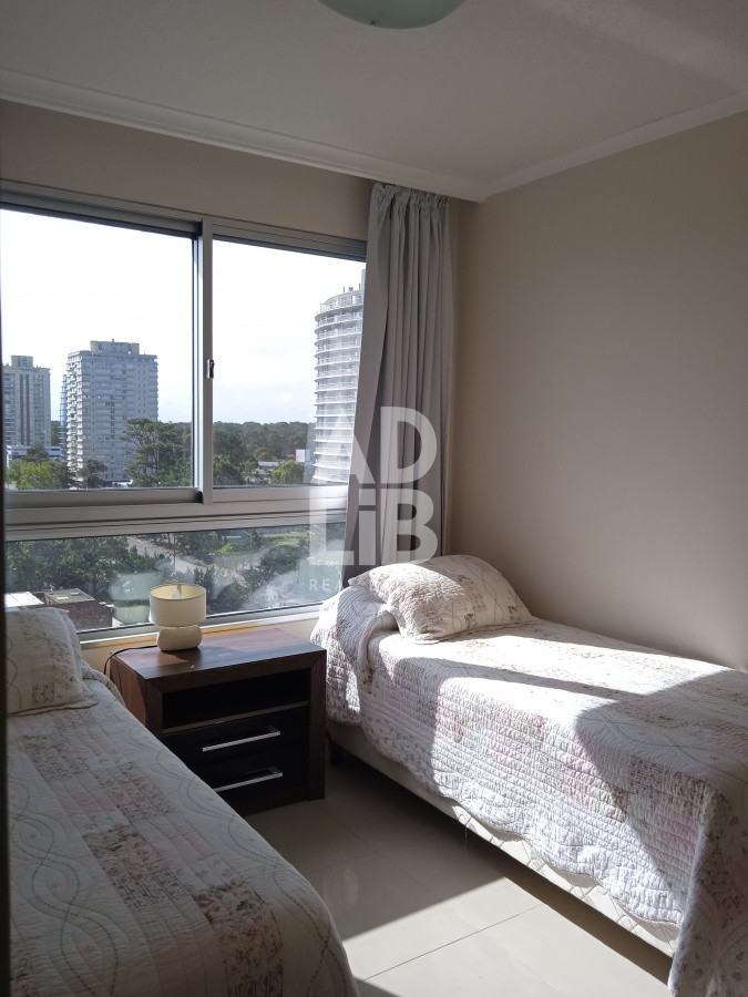 Apartamento ID.191 - Apartamento en venta de 2 dormitorios, en zona céntrica con variedad de servicios. Punta del Este. 