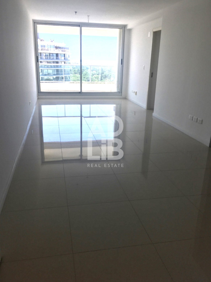 Apartamento ID.202 - Apartamento en venta en Punta del Este, sobre la Avenida Roosevelt en Edificio Gala Vista.