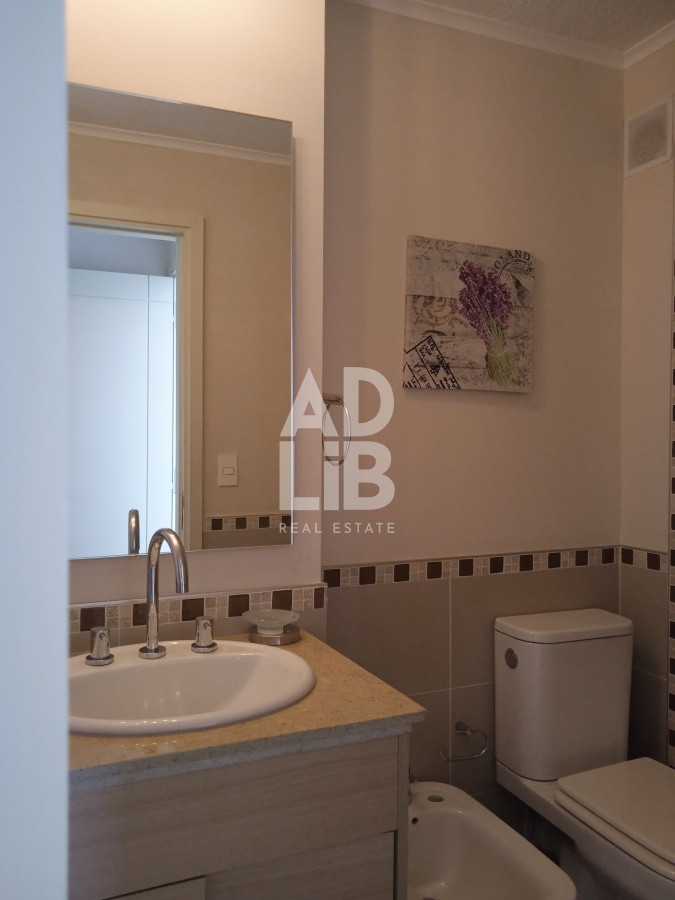 Apartamento ID.191 - Apartamento en venta de 2 dormitorios, en zona céntrica con variedad de servicios. Punta del Este. 