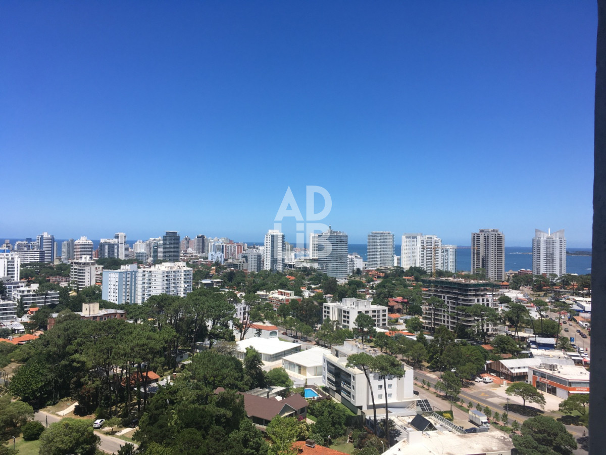Apartamento ID.202 - Apartamento en venta en Punta del Este, sobre la Avenida Roosevelt en Edificio Gala Vista.