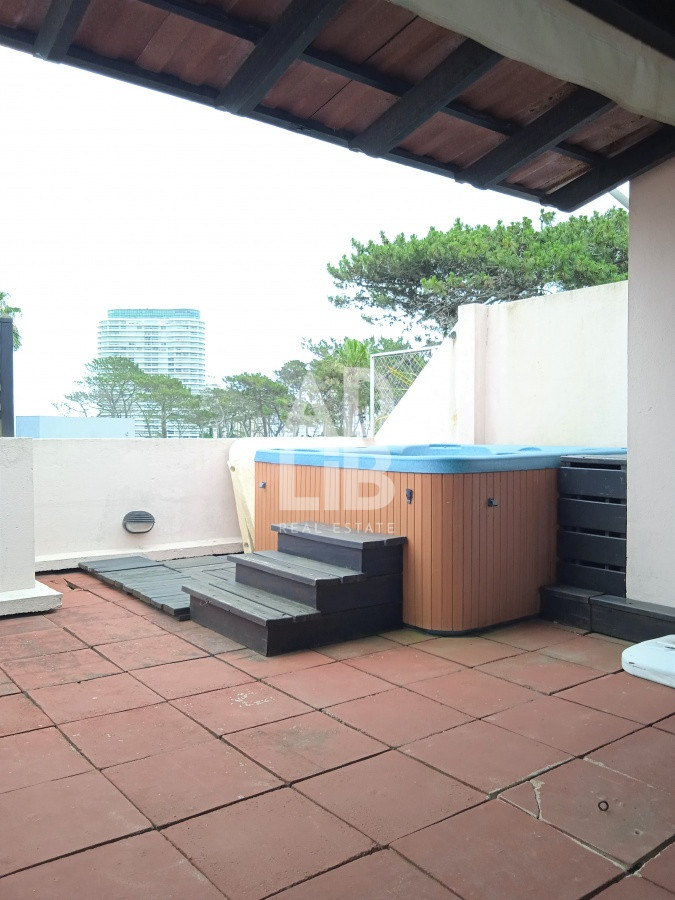 Apartamento ID.218 - Apartamento en venta de 3 dormitorios en Playa Mansa, Punta del Este
