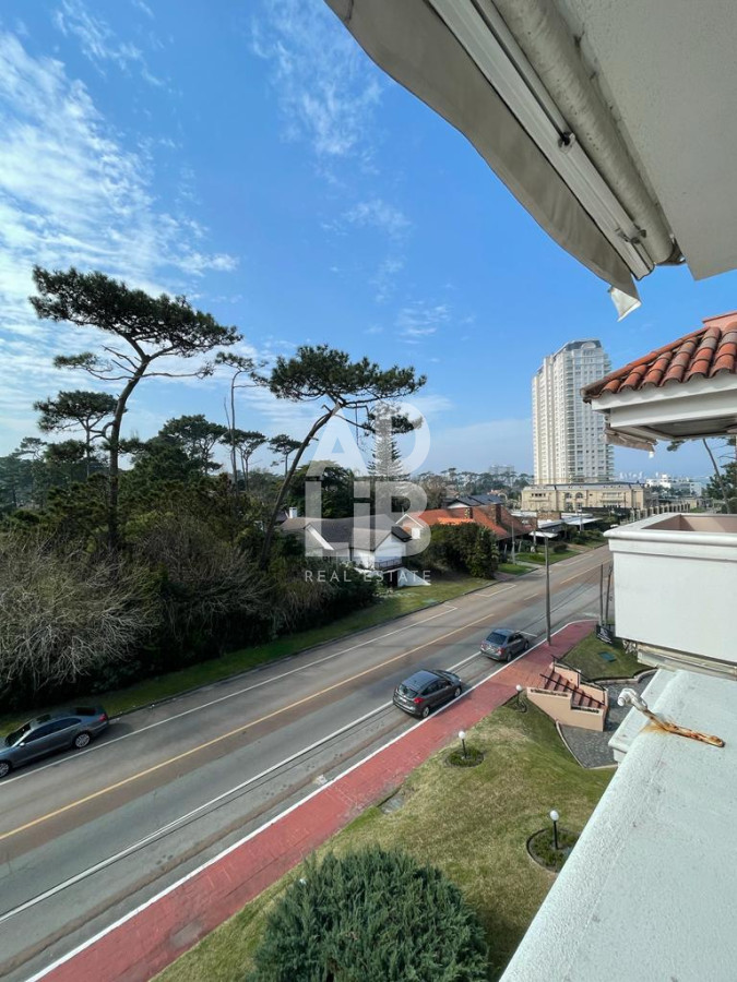 Apartamento ID.218 - Apartamento en venta de 3 dormitorios en Playa Mansa, Punta del Este