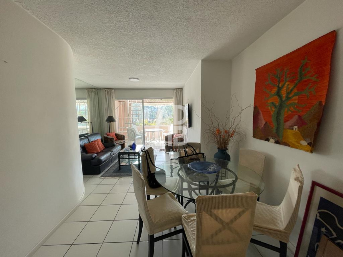 Apartamento ID.218 - Apartamento en venta de 3 dormitorios en Playa Mansa, Punta del Este