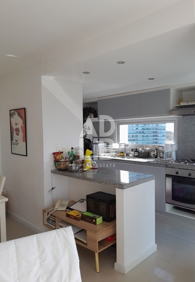 Apartamento ID.235 - Amplio apartamento de 2 dormitorios y 2 baños, ubicado en un punto estratégico, cerca de todo, con terraza tipo patio.