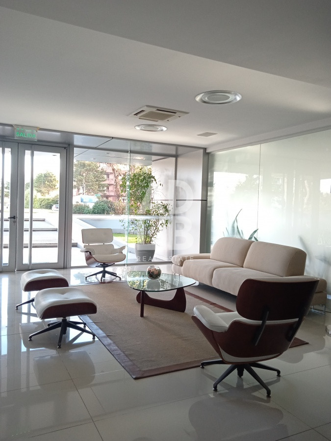 Apartamento ID.235 - Amplio apartamento de 2 dormitorios y 2 baños, ubicado en un punto estratégico, cerca de todo, con terraza tipo patio.
