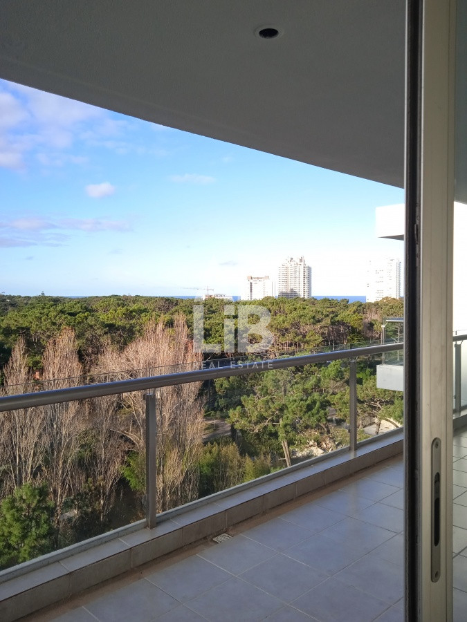 Apartamento ID.235 - Amplio apartamento de 2 dormitorios y 2 baños, ubicado en un punto estratégico, cerca de todo, con terraza tipo patio.