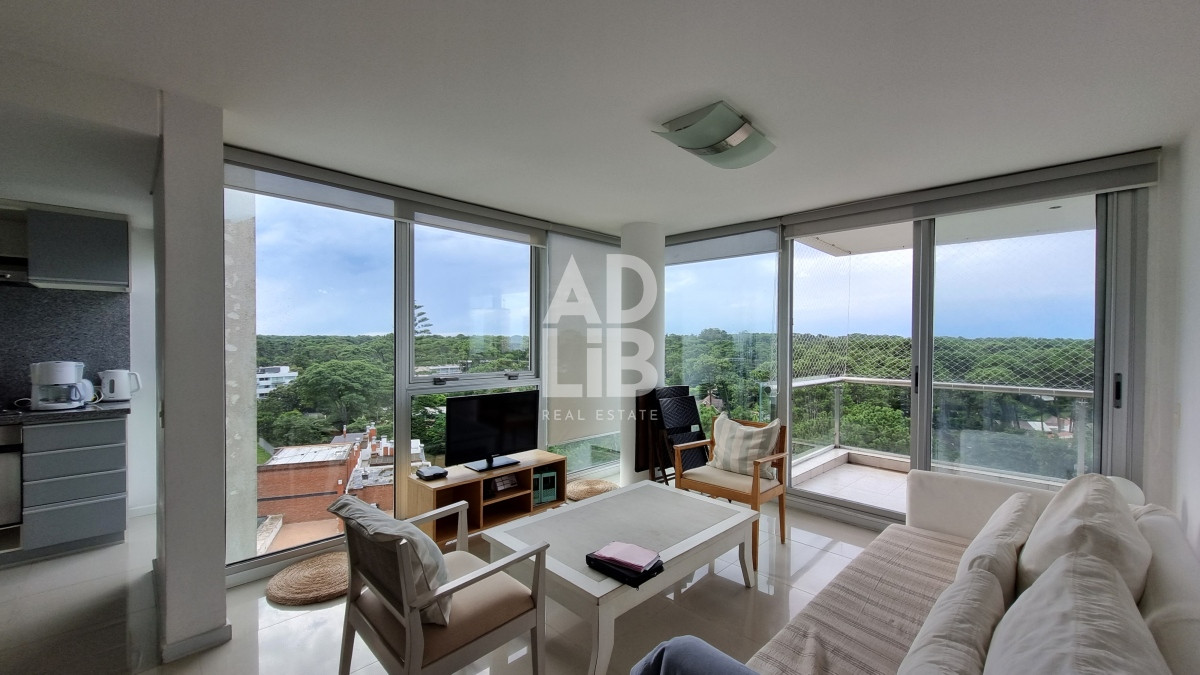 Apartamento ID.235 - Amplio apartamento de 2 dormitorios y 2 baños, ubicado en un punto estratégico, cerca de todo, con terraza tipo patio.