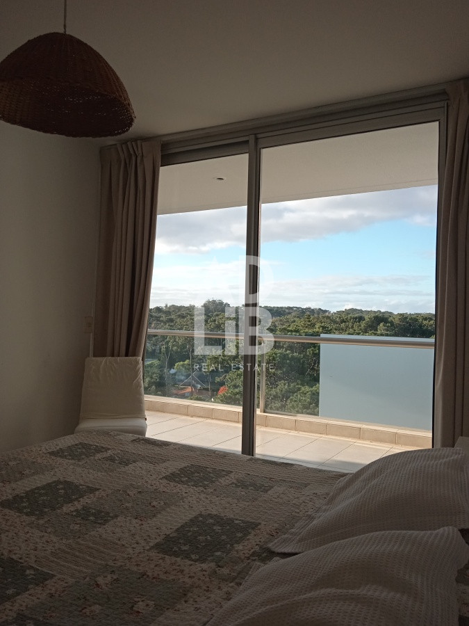 Apartamento ID.235 - Amplio apartamento de 2 dormitorios y 2 baños, ubicado en un punto estratégico, cerca de todo, con terraza tipo patio.
