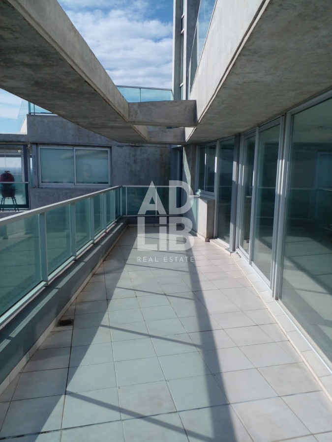 Apartamento ID.206 - Penthouse en venta sobre Roosevelt. Con vistas inigualables de la ciudad y la playa.
