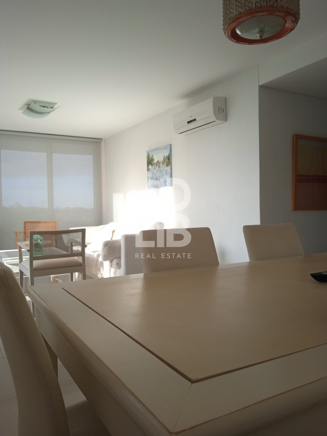Apartamento ID.235 - Amplio apartamento de 2 dormitorios y 2 baños, ubicado en un punto estratégico, cerca de todo, con terraza tipo patio.