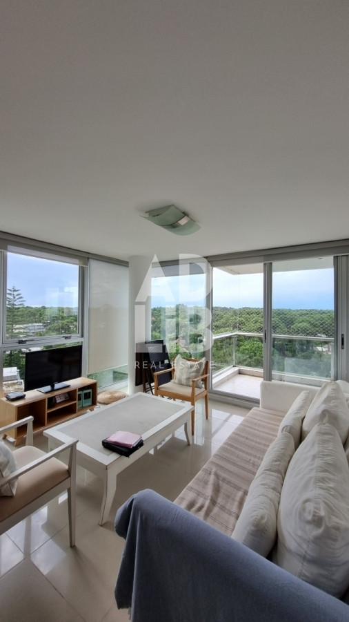 Apartamento ID.235 - Amplio apartamento de 2 dormitorios y 2 baños, ubicado en un punto estratégico, cerca de todo, con terraza tipo patio.