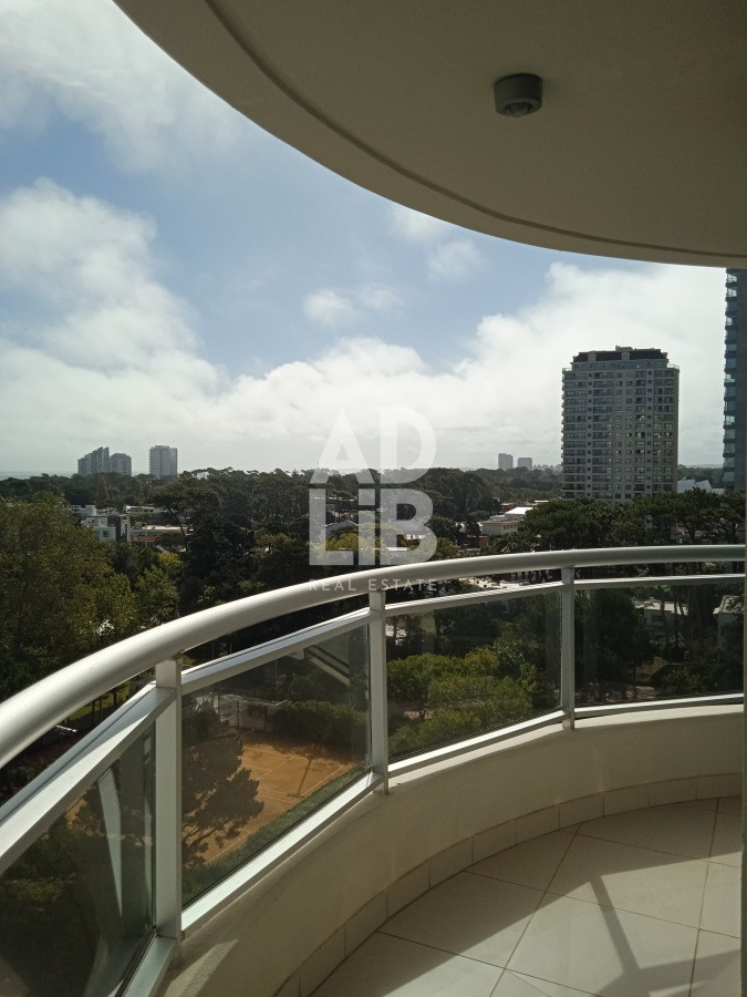 Apartamento ID.191 - Apartamento en venta de 2 dormitorios, en zona céntrica con variedad de servicios. Punta del Este. 