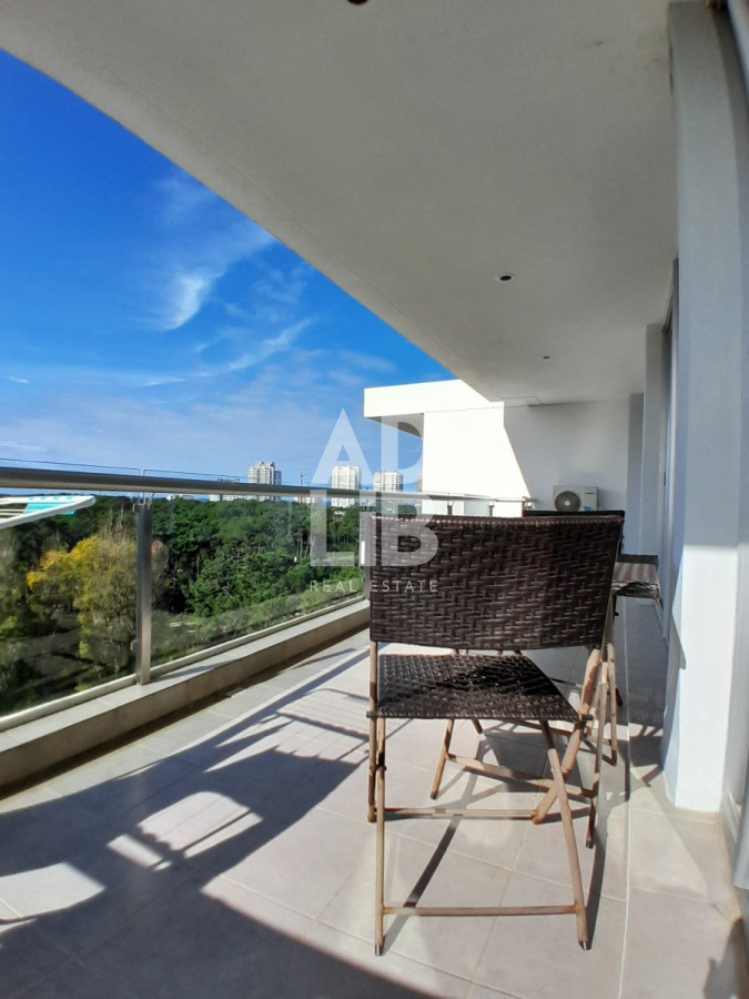 Apartamento ID.235 - Amplio apartamento de 2 dormitorios y 2 baños, ubicado en un punto estratégico, cerca de todo, con terraza tipo patio.