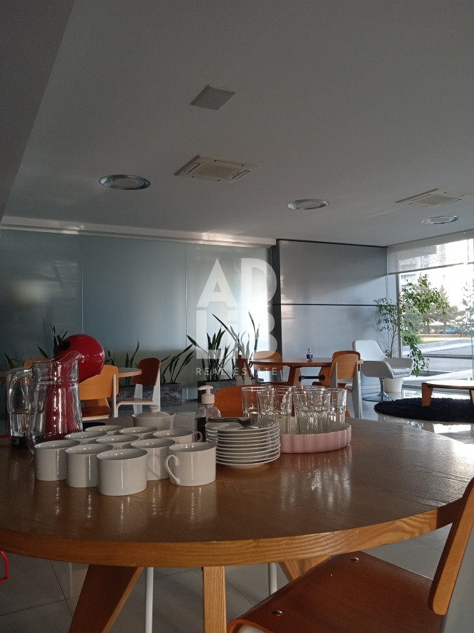 Apartamento ID.235 - Amplio apartamento de 2 dormitorios y 2 baños, ubicado en un punto estratégico, cerca de todo, con terraza tipo patio.