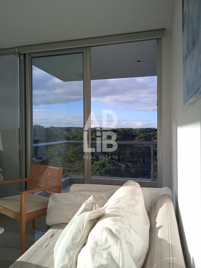 Apartamento ID.235 - Amplio apartamento de 2 dormitorios y 2 baños, ubicado en un punto estratégico, cerca de todo, con terraza tipo patio.
