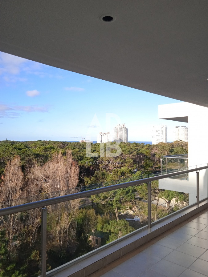 Apartamento ID.235 - Amplio apartamento de 2 dormitorios y 2 baños, ubicado en un punto estratégico, cerca de todo, con terraza tipo patio.
