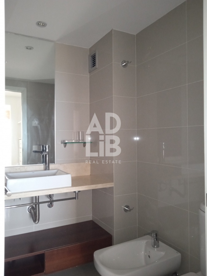 Apartamento ID.235 - Amplio apartamento de 2 dormitorios y 2 baños, ubicado en un punto estratégico, cerca de todo, con terraza tipo patio.