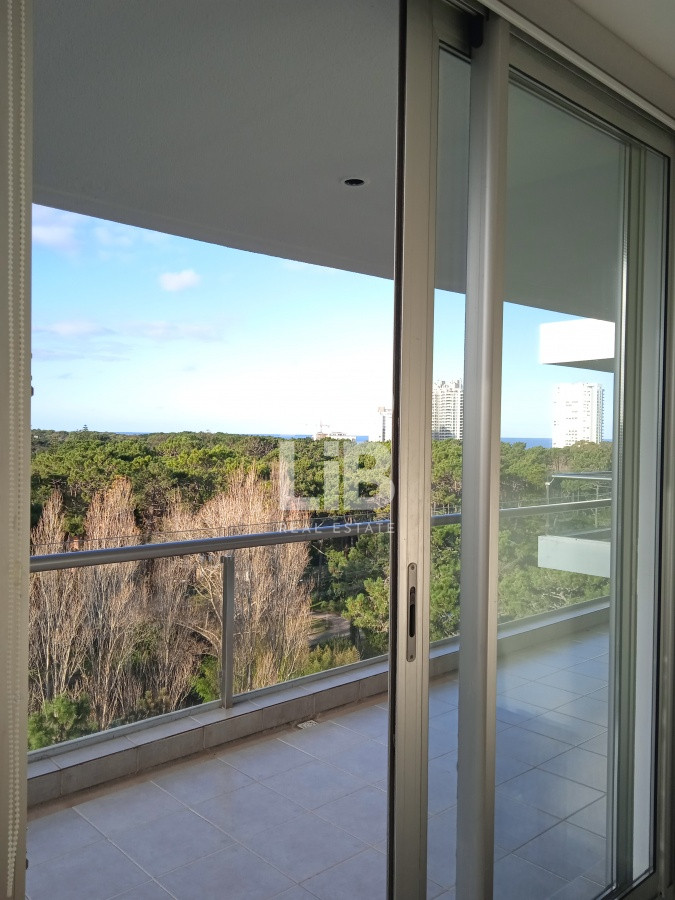 Apartamento ID.235 - Amplio apartamento de 2 dormitorios y 2 baños, ubicado en un punto estratégico, cerca de todo, con terraza tipo patio.