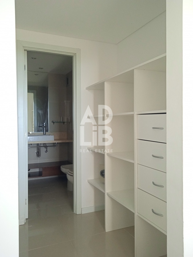 Apartamento ID.235 - Amplio apartamento de 2 dormitorios y 2 baños, ubicado en un punto estratégico, cerca de todo, con terraza tipo patio.