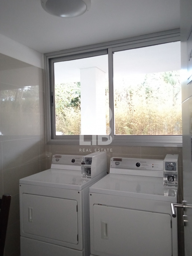 Apartamento ID.235 - Amplio apartamento de 2 dormitorios y 2 baños, ubicado en un punto estratégico, cerca de todo, con terraza tipo patio.