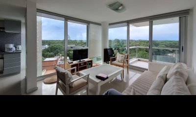 Amplio apartamento de 2 dormitorios y 2 baños, ubicado en un punto estratégico, cerca de todo, con terraza tipo patio.