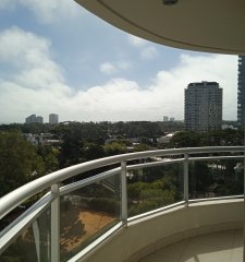 Apartamento en venta de 2 dormitorios, en zona céntrica con variedad de servicios. Punta del Este.