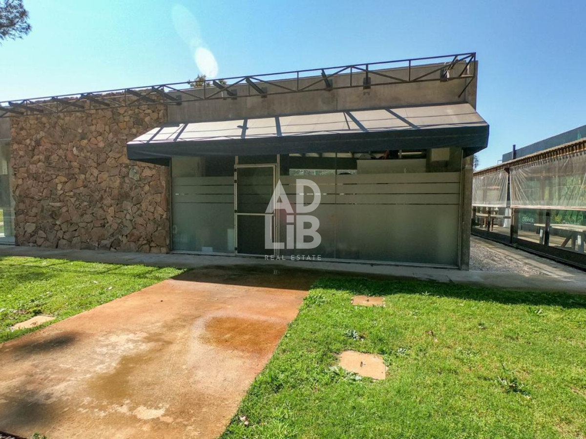 Local Comercial ID.208 - Local en Solanas, 70 m2, más área exterior con deck. 