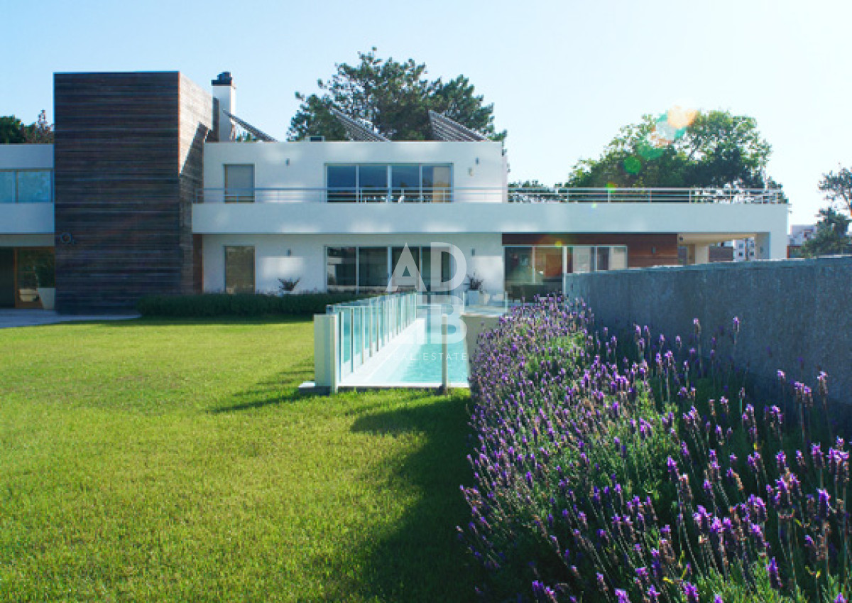 Apartamento ID.191 - Apartamento en venta de 2 dormitorios, en zona céntrica con variedad de servicios. Punta del Este. 