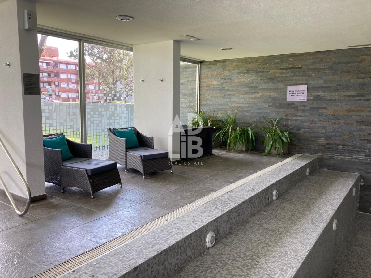 Apartamento ID.235 - Amplio apartamento de 2 dormitorios y 2 baños, ubicado en un punto estratégico, cerca de todo, con terraza tipo patio.