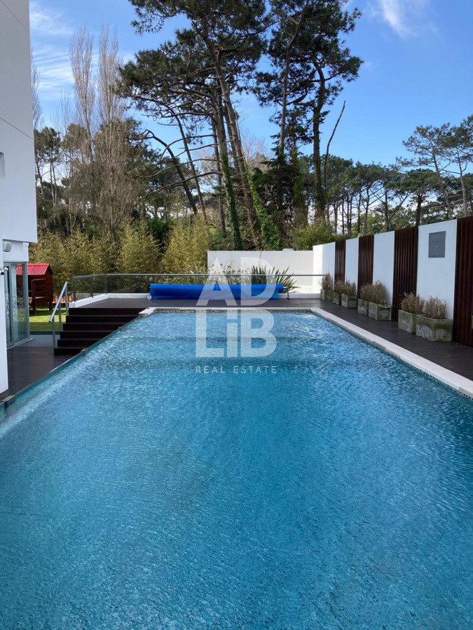 Apartamento ID.235 - Amplio apartamento de 2 dormitorios y 2 baños, ubicado en un punto estratégico, cerca de todo, con terraza tipo patio.