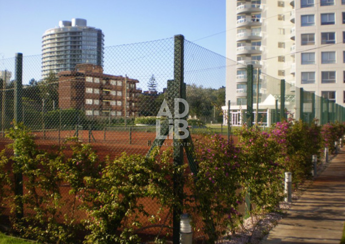 Apartamento ID.191 - Apartamento en venta de 2 dormitorios, en zona céntrica con variedad de servicios. Punta del Este. 