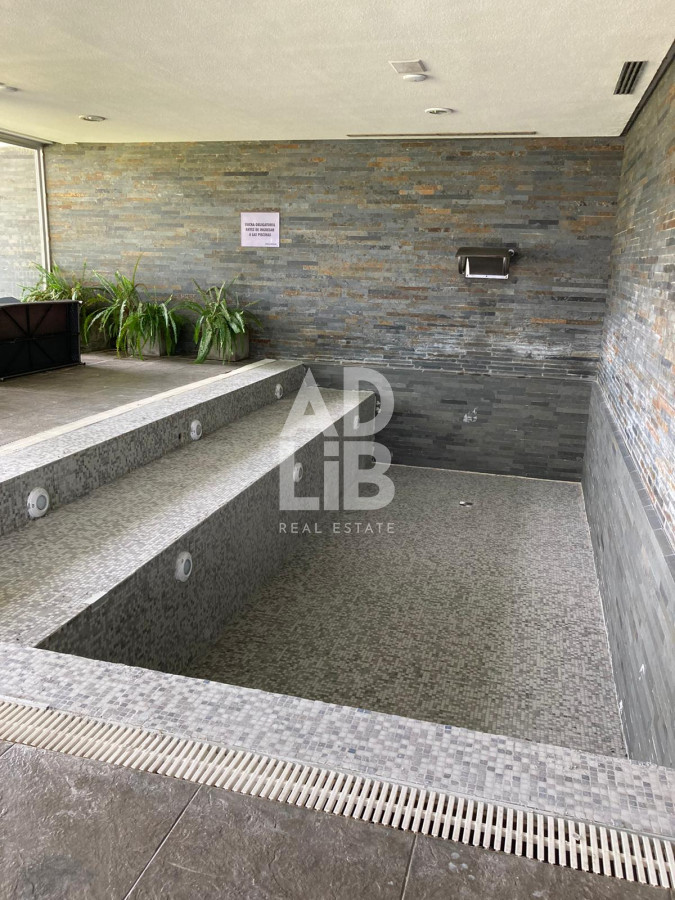 Apartamento ID.235 - Amplio apartamento de 2 dormitorios y 2 baños, ubicado en un punto estratégico, cerca de todo, con terraza tipo patio.