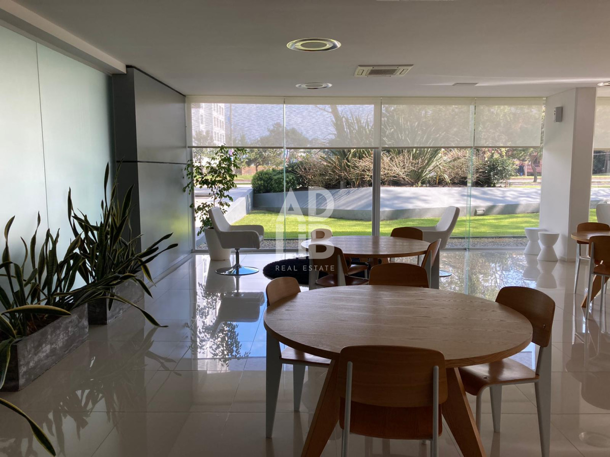 Apartamento ID.235 - Amplio apartamento de 2 dormitorios y 2 baños, ubicado en un punto estratégico, cerca de todo, con terraza tipo patio.