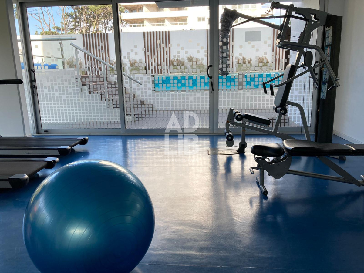 Apartamento ID.235 - Amplio apartamento de 2 dormitorios y 2 baños, ubicado en un punto estratégico, cerca de todo, con terraza tipo patio.