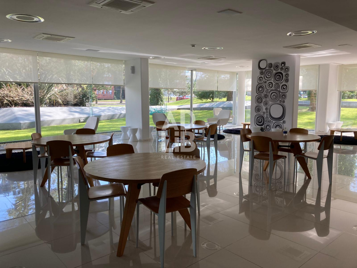 Apartamento ID.235 - Amplio apartamento de 2 dormitorios y 2 baños, ubicado en un punto estratégico, cerca de todo, con terraza tipo patio.