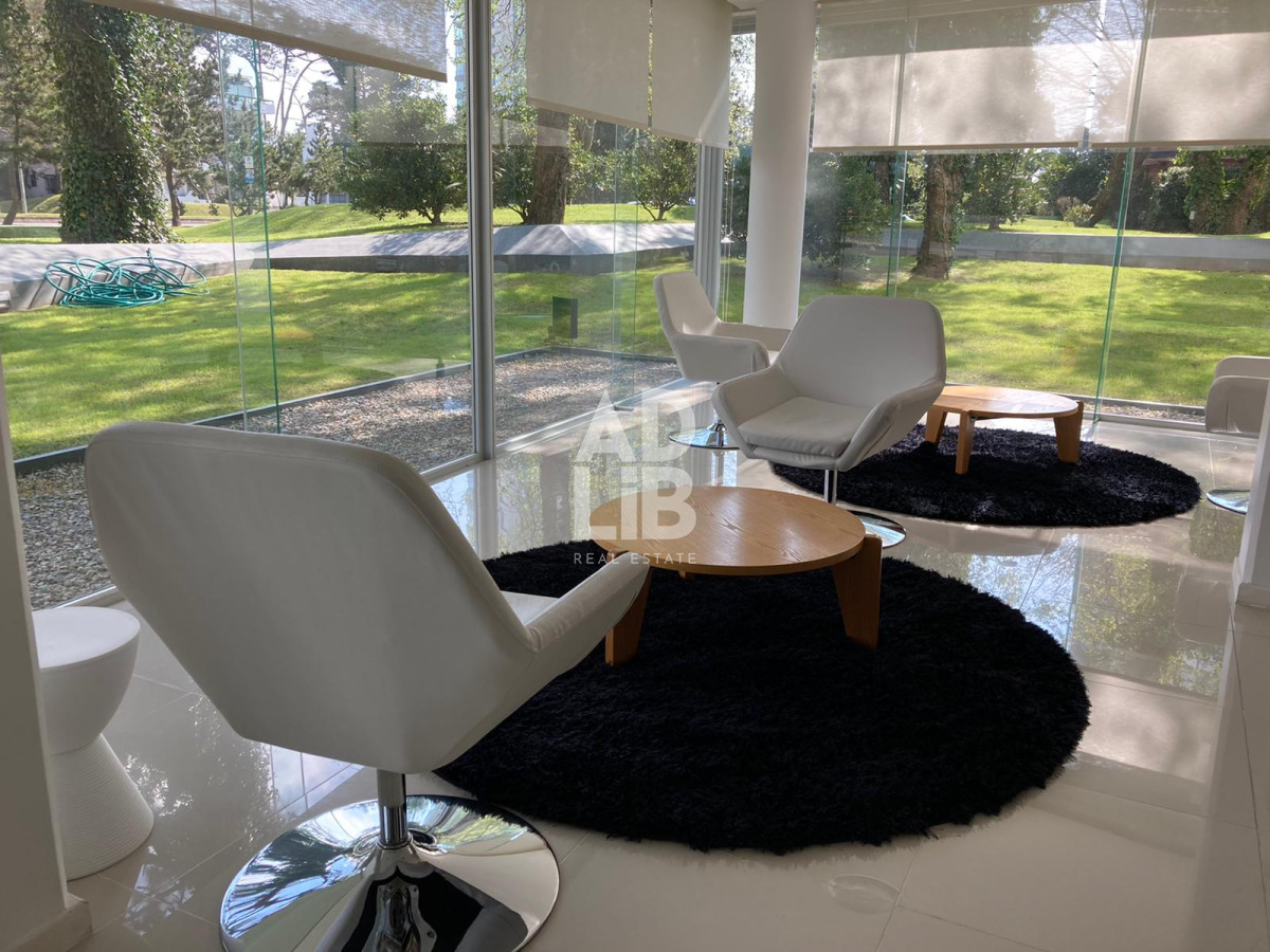 Apartamento ID.235 - Amplio apartamento de 2 dormitorios y 2 baños, ubicado en un punto estratégico, cerca de todo, con terraza tipo patio.